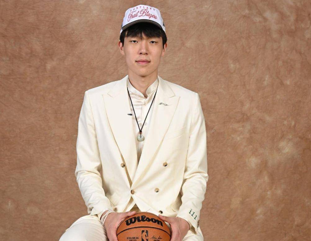 杨瀚森NBA新定妆照发布：身披开拓者16号红袍，张开双臂迎接新赛季的简单介绍