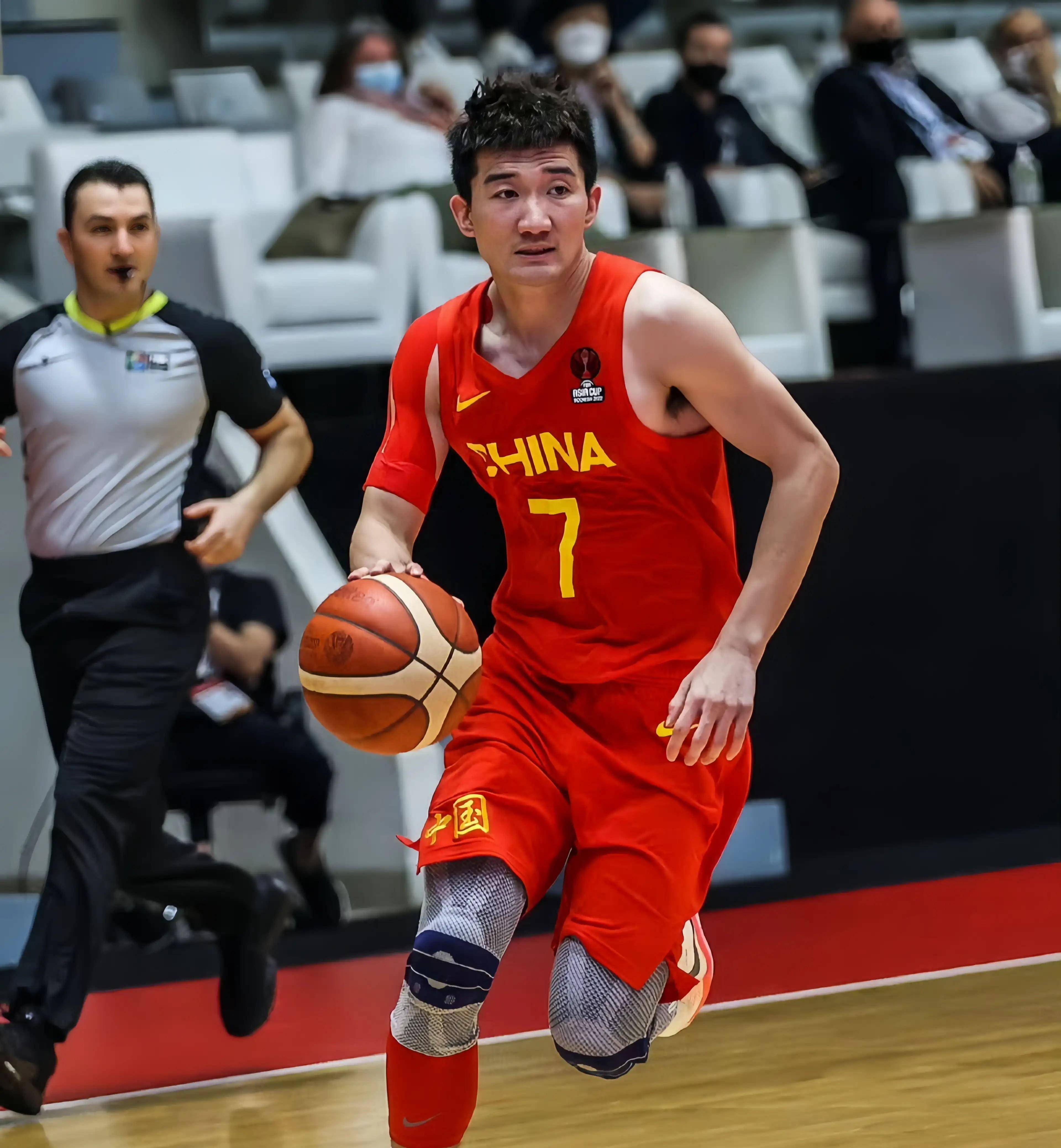 难绷！中国男篮出现23次失误全队只有9次助攻